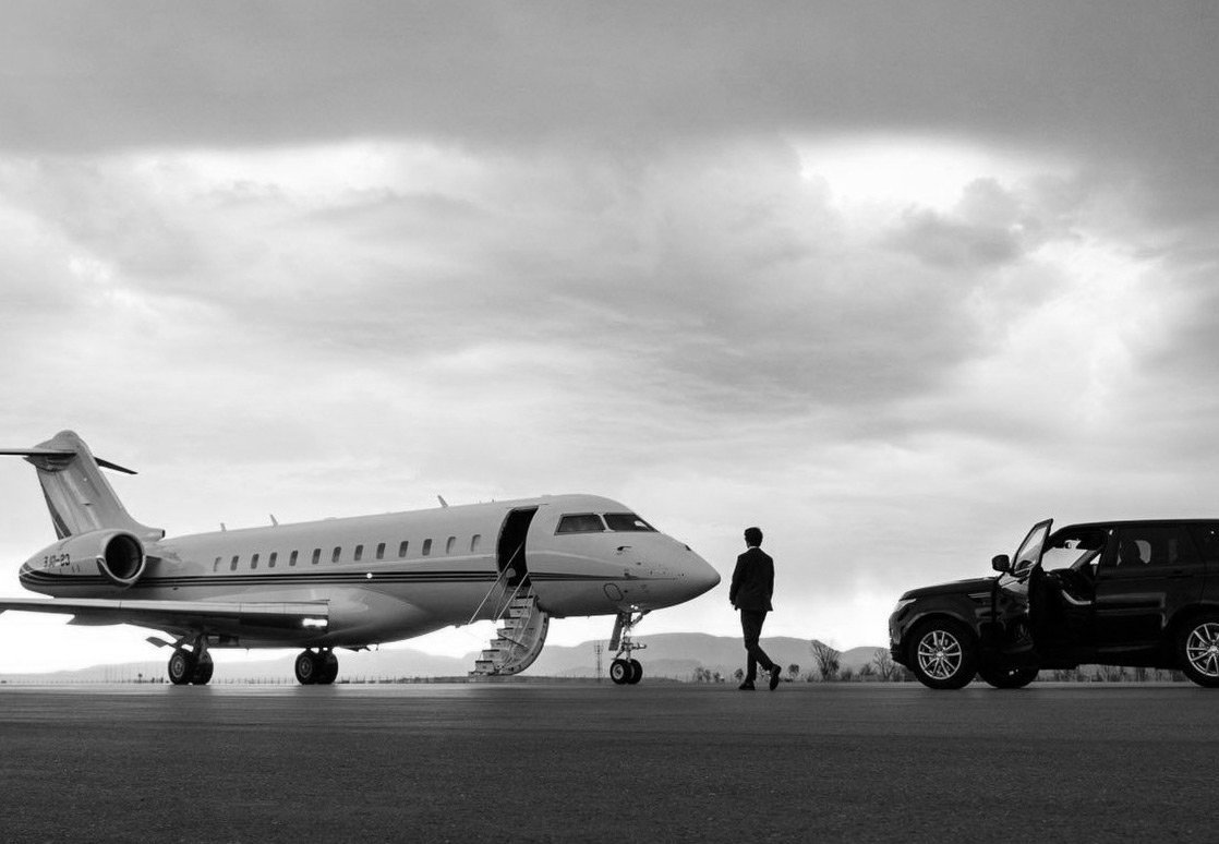 Premium Fort Lauderdale limo service vehicle offering reliable airport, executive, and private transportation.